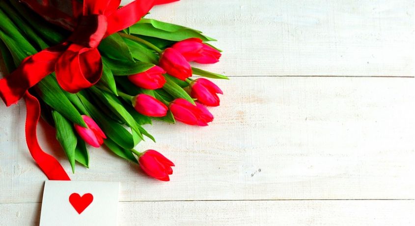 С наступающим праздником милые дамы! Скидка 50% на букеты из тюльпанов с доставкой от интернет-магазина цветов «МАКСИ».