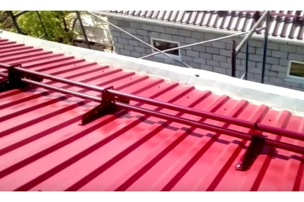 Монтаж снегозадержателей на крышу из профнастила