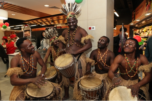 Танцевальное шоу африканских барабанщиков на праздник