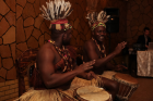 Танцевальное шоу африканских барабанщиков в ресторан