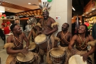 Танцевальное шоу африканских барабанщиков на праздник